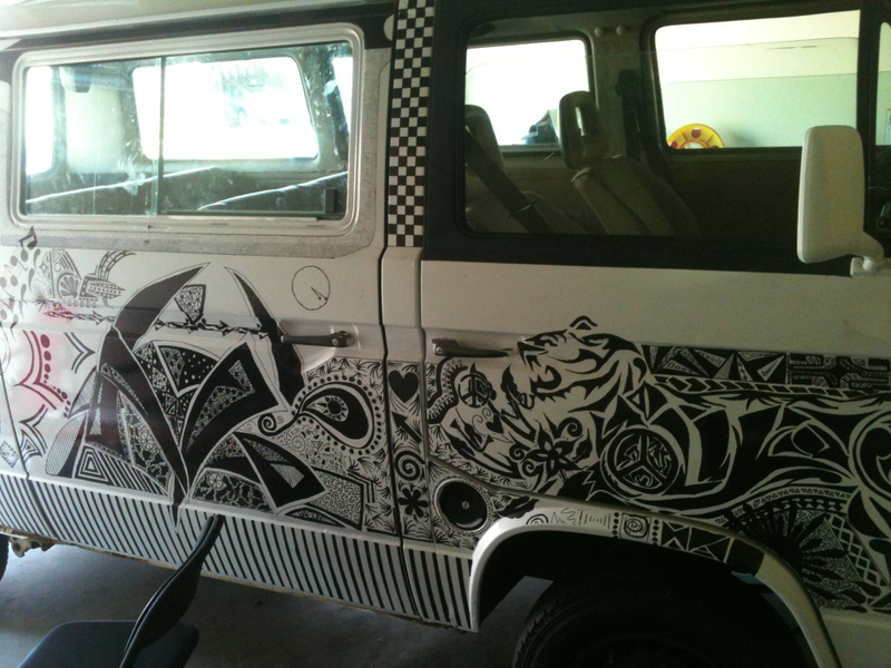 Illustration for article titled Guy invites strangers to get drunk and draw on his van,